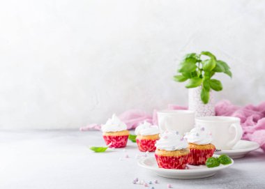 Beyaz krema ile vanilya cupcakes