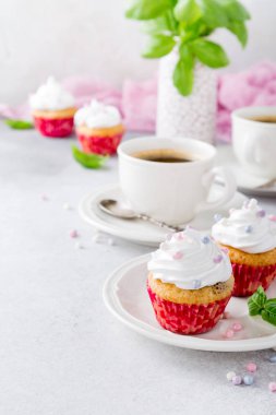 Beyaz krema ile vanilya cupcakes