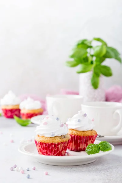 Bolinhos de baunilha com creme branco — Fotografia de Stock