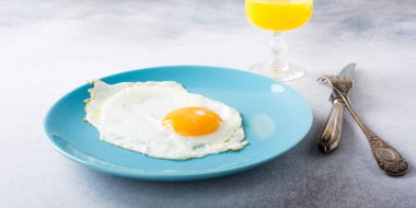 sahanda yumurta ve portakal suyu