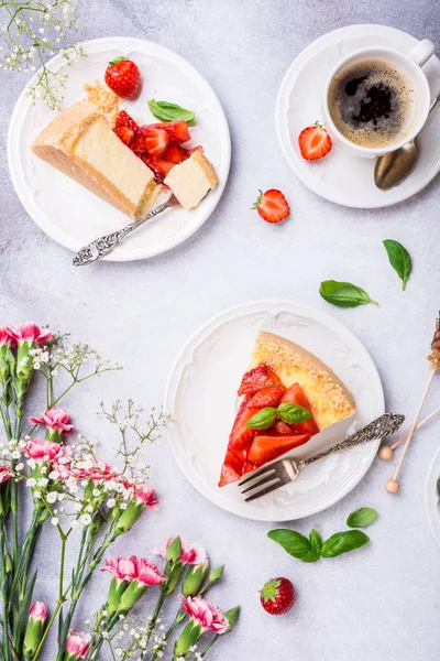 Pose plate avec gâteau au fromage à la fraise — Photo