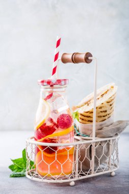 Ev yapımı sandviç ile taze limonata