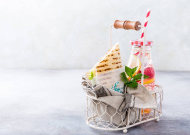 Jambon, peynir ve marul ile ev yapımı sandviç