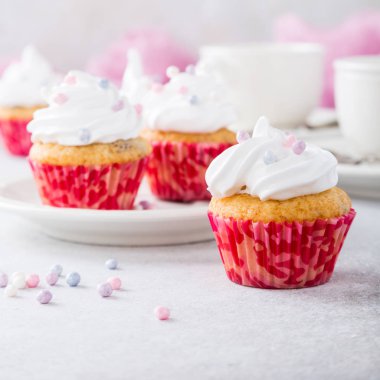 Beyaz krema ile vanilya cupcakes