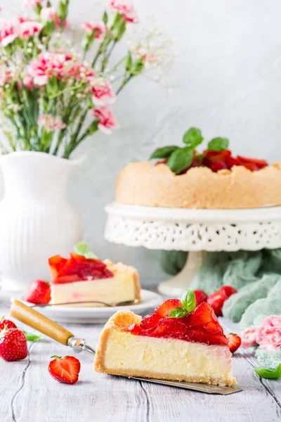 Strawberry cheesecake och blommor — Stockfoto