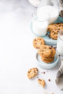 Çikolata parçacıklı kurabiye.