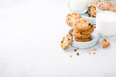 Çikolata parçacıklı kurabiye.