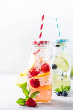 Limonata ile iki cam şişe