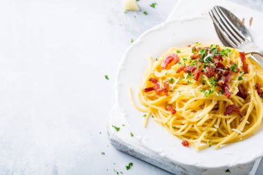 İtalyan makarna carbonara