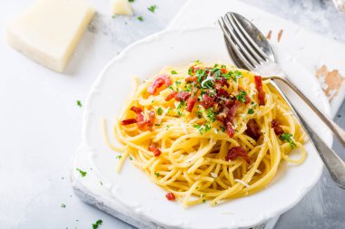 İtalyan makarna carbonara