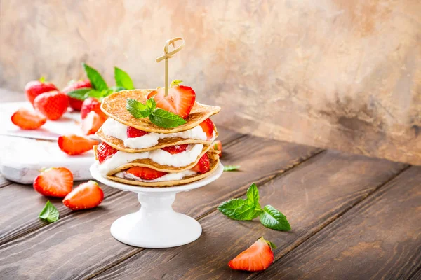 Bolo de panquecas com iogurte e morangos — Fotografia de Stock