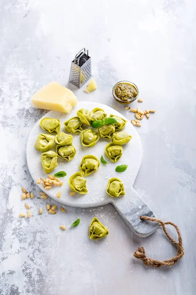 Hemgjord obehandlad italienska tortelloni — Stockfoto