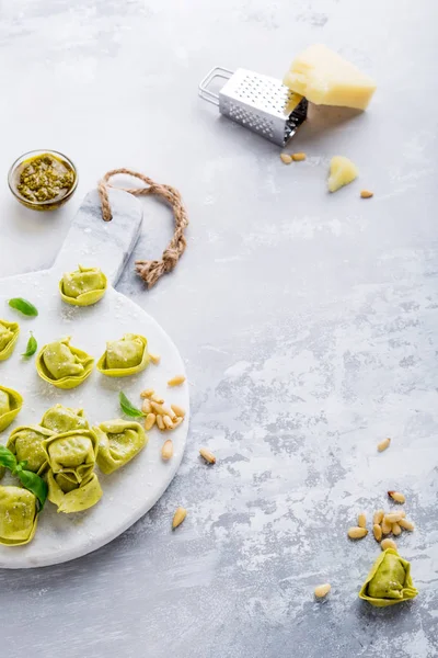 Hemgjord obehandlad italienska tortelloni — Stockfoto