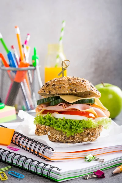Almoço saudável para escola com sanduíche — Fotografia de Stock