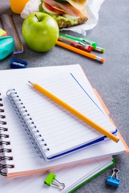Okul malzemeleri gri taş zemin üzerine