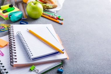 Okul malzemeleri gri taş zemin üzerine