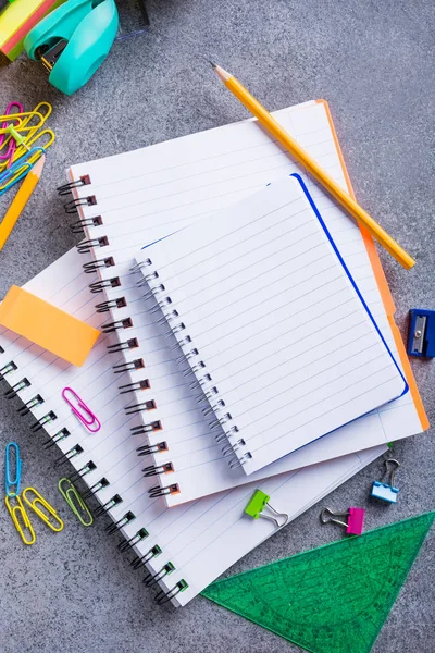 Okul malzemeleri gri taş zemin üzerine