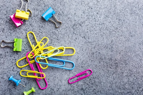 Schoolbenodigdheden op grijze stenen achtergrond — Stockfoto