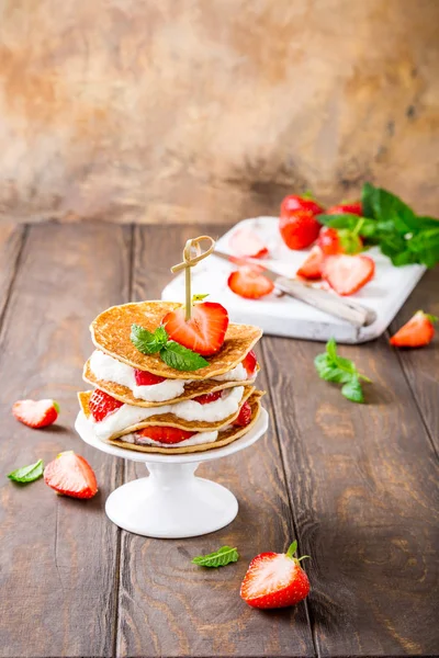 Torta de tortitas con yogur y fresas — Foto de Stock