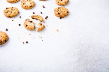 Çikolata parçacıklı kurabiye.