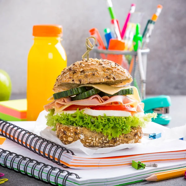 学校与三明治的健康午餐 — 图库照片