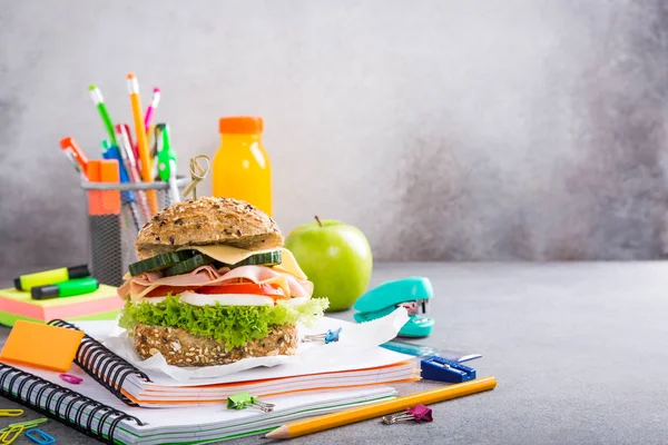 Almoço saudável para escola com sanduíche — Fotografia de Stock