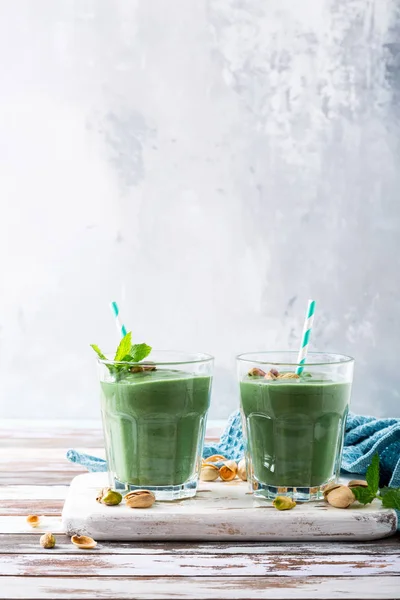 Zwei Gläser gesunder grüner Smoothie — Stockfoto