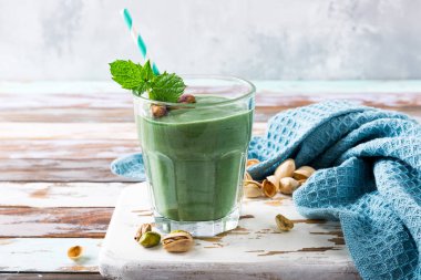 Nane ve antep fıstığı ile sağlıklı yeşil smoothie