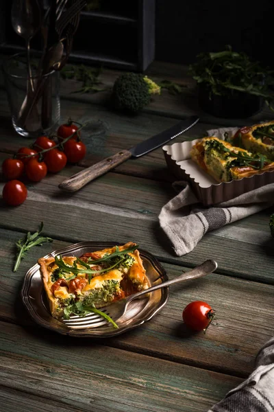 Rebanada de delicioso quiche casero — Foto de Stock