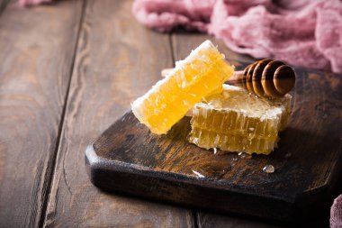 Eski ahşap kesme tahtası üzerinde petek