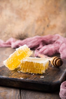 Eski ahşap kesme tahtası üzerinde petek