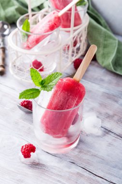 Ev yapımı ahududu popsicles
