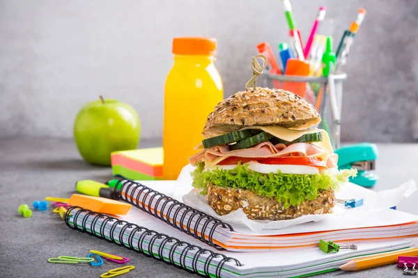 学校与三明治的健康午餐 — 图库照片