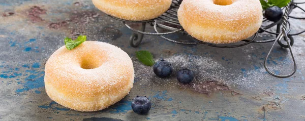 Hausgemachte Donuts mit Zucker — Stockfoto