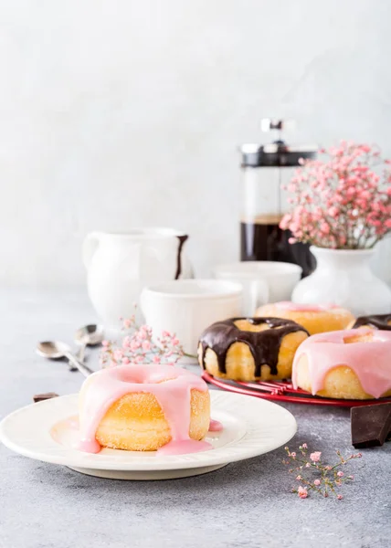 Zelfgemaakte donuts met glazuur — Stockfoto