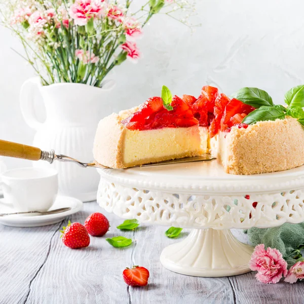 Strawberry cheesecake och blommor — Stockfoto