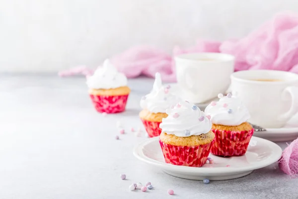 Vanilla cupcakes with white cream — Stock Photo, Image