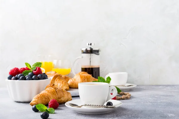 Xícaras brancas de café e croissants — Fotografia de Stock