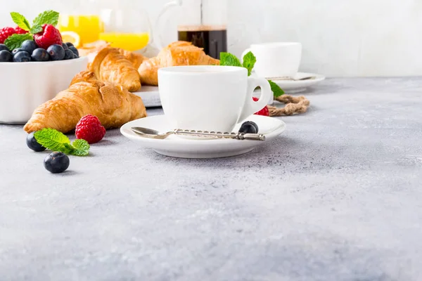 Café da manhã saudável com café e croissants — Fotografia de Stock