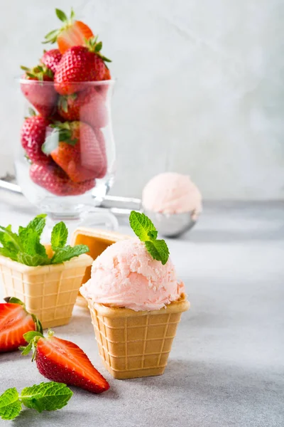 Copas de gofre con helado de fresa — Foto de Stock