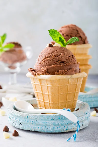 チョコレート アイス クリームとワッフル カップ — ストック写真