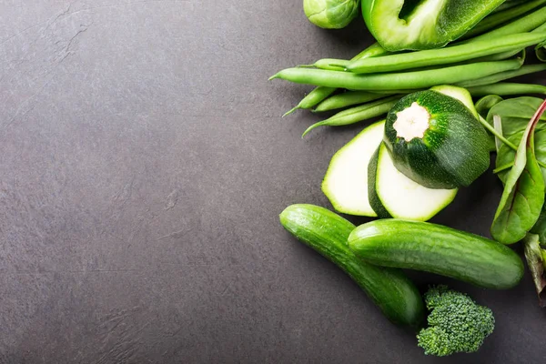 Фон с разнообразными зелеными овощами — стоковое фото