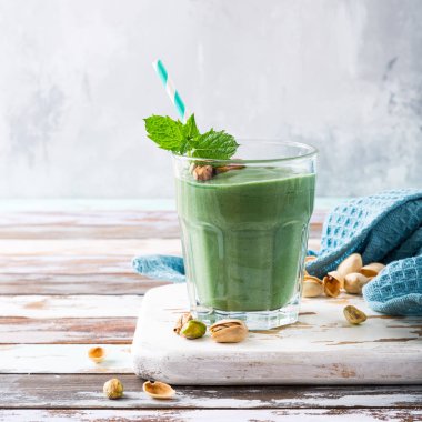 Nane ve antep fıstığı ile sağlıklı yeşil smoothie