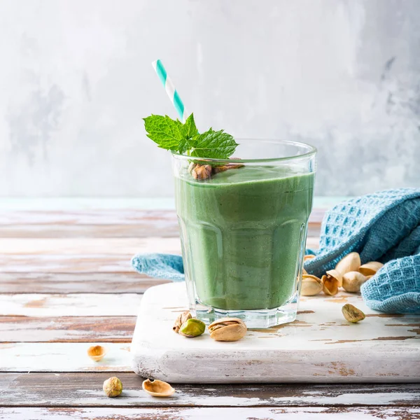 Gesunder grüner Smoothie mit Minze und Pistazien — Stockfoto