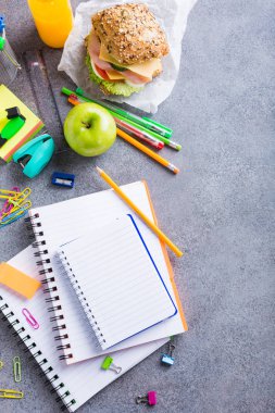 Okul malzemeleri gri taş zemin üzerine