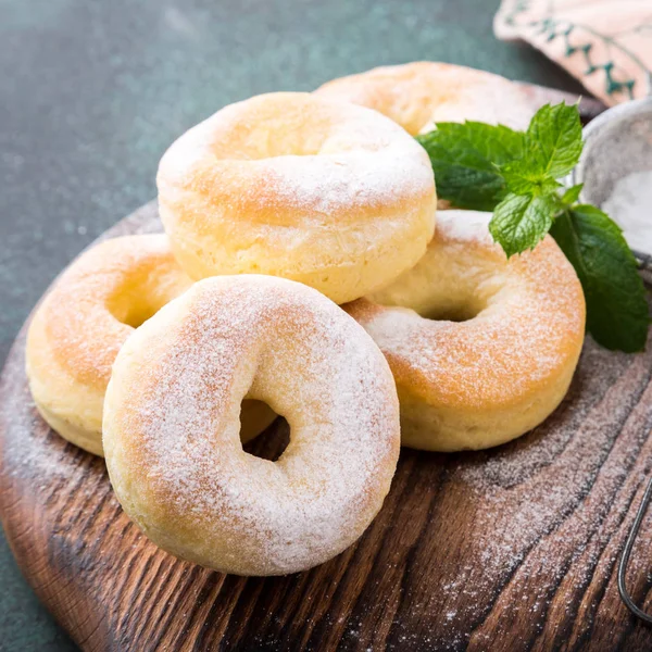 Hausgemachte Donuts mit Zucker — Stockfoto