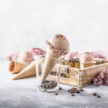 Gözleme koniler kahve dondurma ile