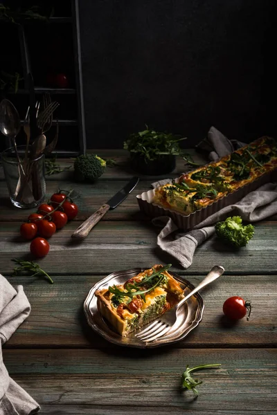 Rebanada de delicioso quiche casero — Foto de Stock