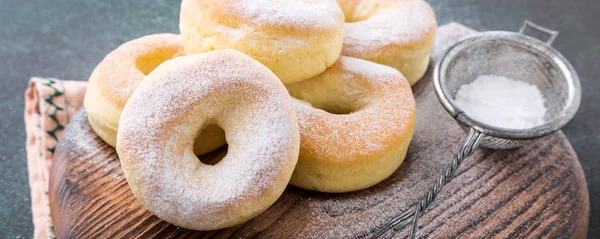 Hausgemachte Donuts mit Zucker — Stockfoto