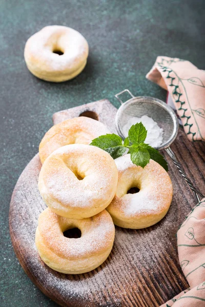 Hausgemachte Donuts mit Zucker — Stockfoto